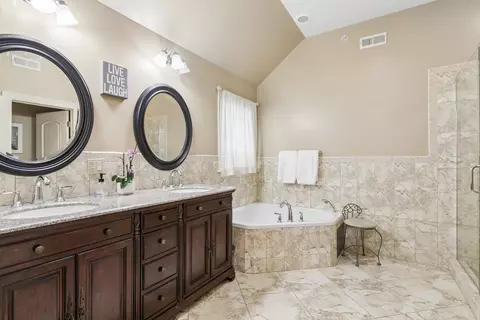 Bath - 822 E Prairie Ave, Des Plaines, IL 60016 photo 4 of 5
