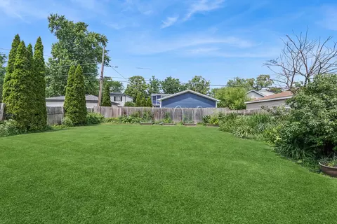 Exterior - 822 E Prairie Ave, Des Plaines, IL 60016 photo 5 of 6