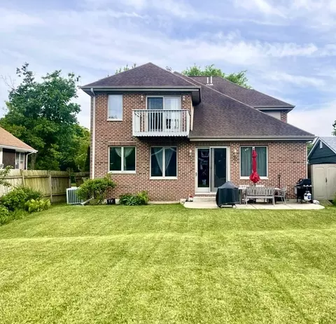 Exterior - 822 E Prairie Ave, Des Plaines, IL 60016 photo 4 of 6