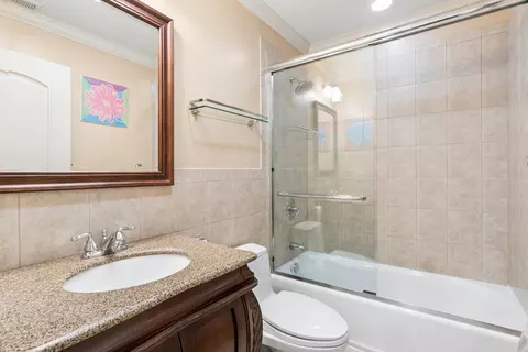 Bath - 822 E Prairie Ave, Des Plaines, IL 60016 photo 3 of 5