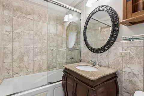 Bath - 822 E Prairie Ave, Des Plaines, IL 60016 photo 2 of 5