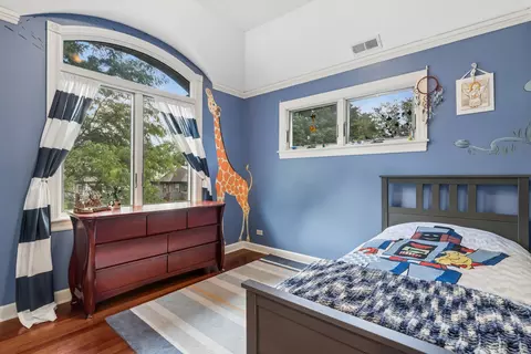 Bedroom - 822 E Prairie Ave, Des Plaines, IL 60016 photo 4 of 4