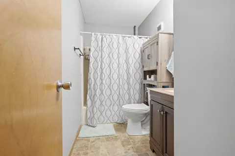 Bath - 301 Bentley Dr, Normal, IL 61761 photo 2 of 3