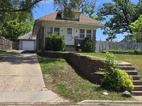 953 Elizabeth St, Elgin, IL 60120