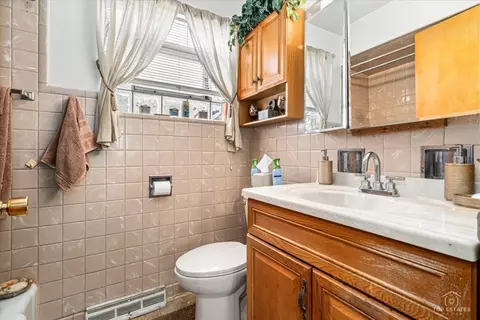 Bath - 3437 W 84th Pl, Chicago, IL 60652 photo 1 of 2
