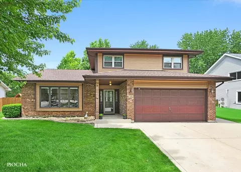 29 Mayfair Ln, Aurora, IL 60504
