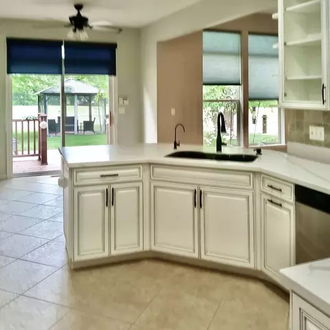 Kitchen - 1627 Tyler Trl, Mchenry, IL 60051 photo 3 of 4