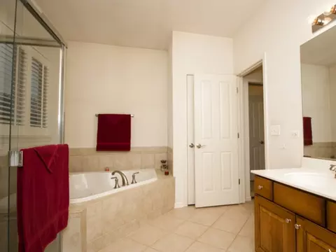 Bath - 1627 Tyler Trl, Mchenry, IL 60051 photo 2 of 4