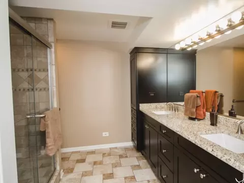 Bath - 1627 Tyler Trl, Mchenry, IL 60051 photo 3 of 4