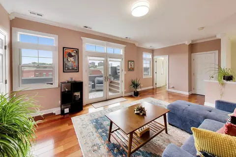Living - 131 Dawson Dr, Elgin, IL 60120 photo 5 of 5