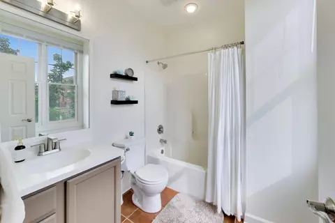 Bath - 131 Dawson Dr, Elgin, IL 60120 photo 4 of 5