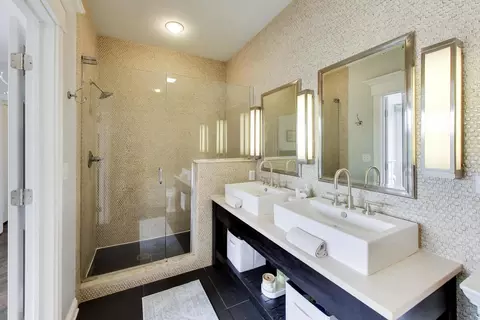 Bath - 131 Dawson Dr, Elgin, IL 60120 photo 2 of 5
