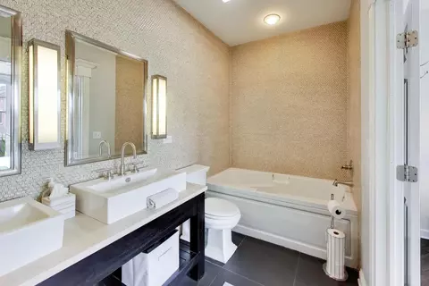 Bath - 131 Dawson Dr, Elgin, IL 60120 photo 3 of 5