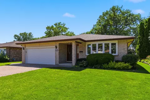 9242 N Washington St, Niles, IL 60714