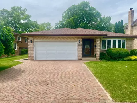 9242 N Washington St, Niles, IL 60714