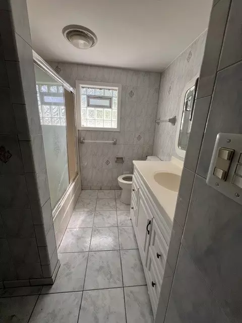 Bath - 6925 Elder Ct, Bridgeview, IL 60455 photo 1 of 2