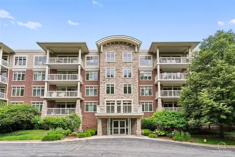 425 N Benjamin Dr #205, Vernon Hills, IL 60061
