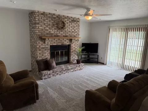 Living - 1804 Bruce St, Morris, IL 60450 photo 6 of 6