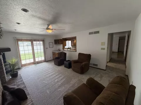 Living - 1804 Bruce St, Morris, IL 60450 photo 5 of 6