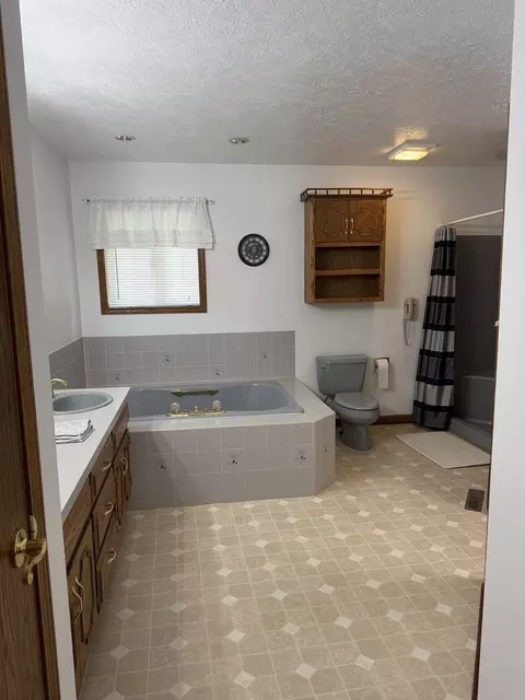 Bath - 1804 Bruce St, Morris, IL 60450 photo 2 of 4