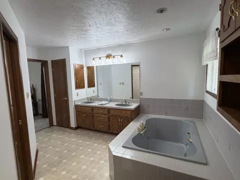 Bath - 1804 Bruce St, Morris, IL 60450 photo 4 of 4