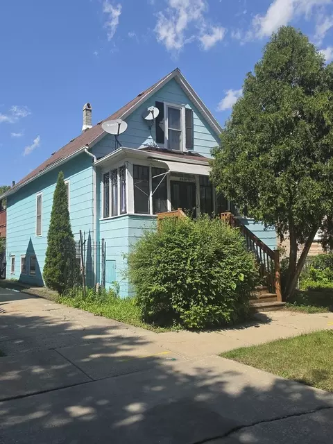 5948 W Walton St, Chicago, IL 60651