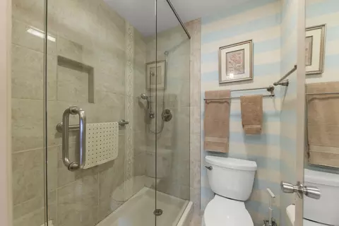 Bath - 1608 Thames Ct #A, Wheaton, IL 60189 photo 2 of 3