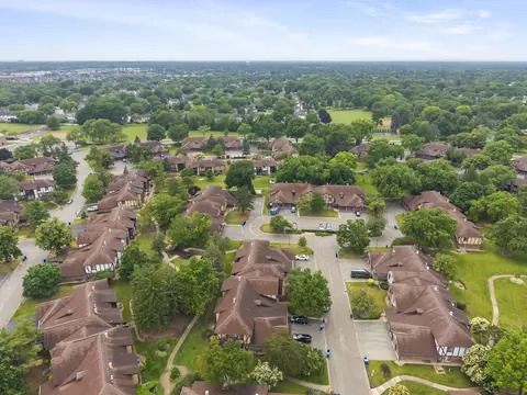 View/Area - 1608 Thames Ct #A, Wheaton, IL 60189 photo 10 of 15