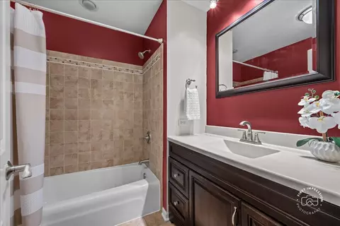 Bath - 1024 Maple Ln, Batavia, IL 60510 photo 2 of 3
