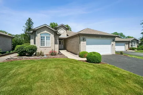 512 Highlington Ct, Beecher, IL 60401