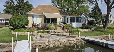 716 S Riverside Dr, Mchenry, IL 60050