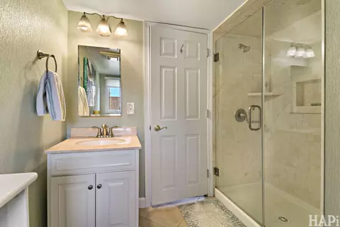 Bath - 716 S Riverside Dr, Mchenry, IL 60050 photo 3 of 4