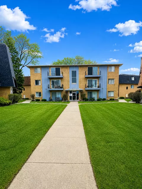 4819 W 109th St #302, Oak Lawn, IL 60453