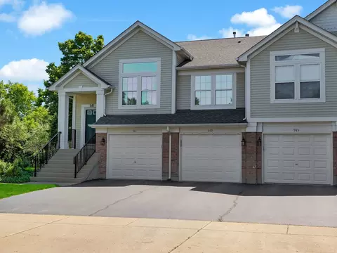 979 Huntington Dr #979, Elk Grove Village, IL 60007