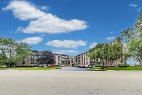 701 W Huntington Commons Rd #418, Mount Prospect, IL 60056