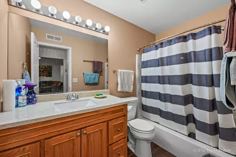 Bath - 5928 Bluegrass Trl, Mchenry, IL 60050 photo 2 of 2