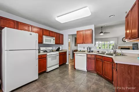 Kitchen - 5928 Bluegrass Trl, Mchenry, IL 60050 photo 2 of 3