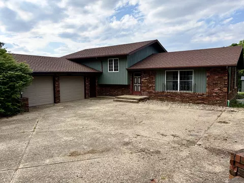 8819 Oak Dr, Clinton, IL 61727