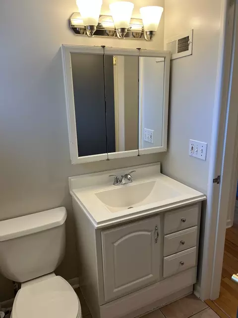 Bath - 426 E Vallette St, Elmhurst, IL 60126 photo 1 of 2