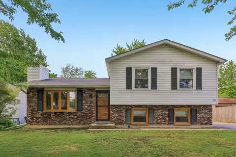1913 Burr Oak Ln, Lindenhurst, IL 60046