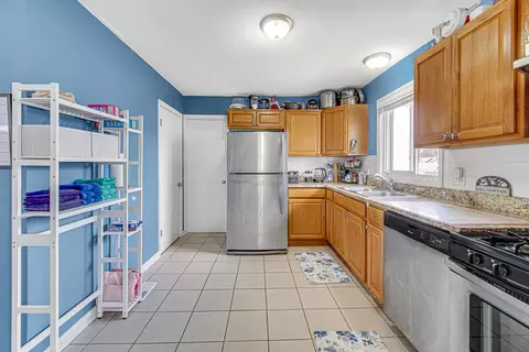 Kitchen - 310 Maricopa Ln, Hoffman Estates, IL 60169 photo 2 of 4