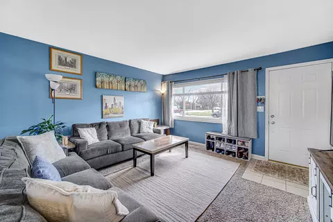 Living - 310 Maricopa Ln, Hoffman Estates, IL 60169 photo 3 of 3