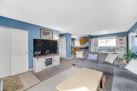 Living - 310 Maricopa Ln, Hoffman Estates, IL 60169 photo 2 of 3