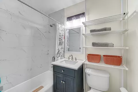 Bath - 310 Maricopa Ln, Hoffman Estates, IL 60169 photo 2 of 2