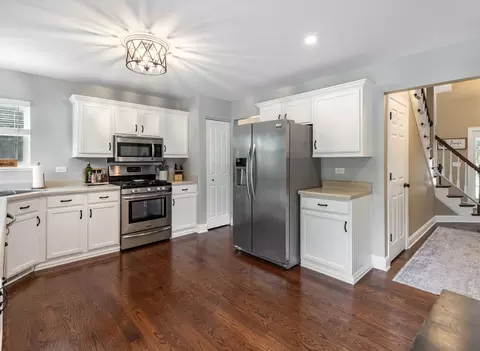 Kitchen - 4716 Oregon Trl, Mchenry, IL 60050 photo 4 of 4