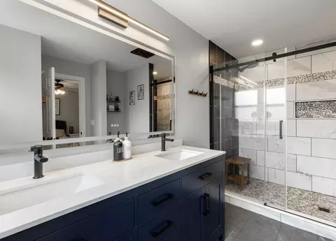 Bath - 4716 Oregon Trl, Mchenry, IL 60050 photo 3 of 3