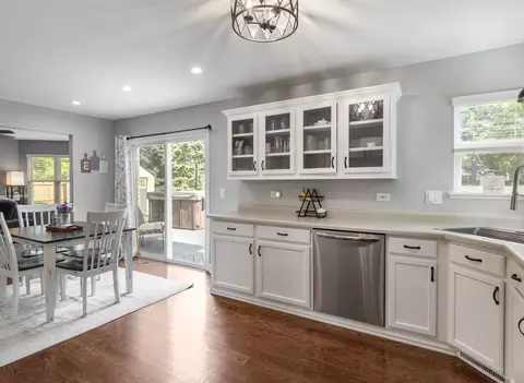 Kitchen - 4716 Oregon Trl, Mchenry, IL 60050 photo 2 of 4