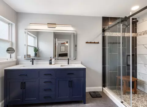 Bath - 4716 Oregon Trl, Mchenry, IL 60050 photo 2 of 3