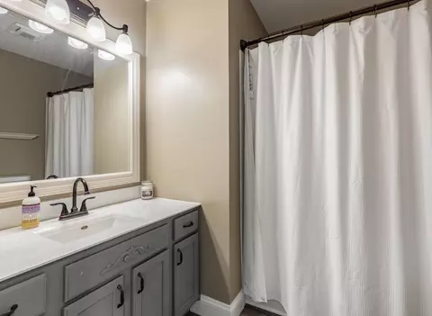 Bath - 4716 Oregon Trl, Mchenry, IL 60050 photo 1 of 3