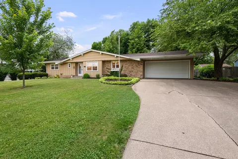 4326 El Rancho Dr, Davenport, IA 52806